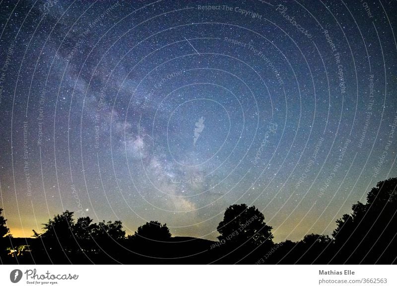 Milchstraße Nachthimmel Stern Milchstrasse Galaxie Sternenhimmel Sternenhaufen außergewöhnlich Raumfahrt Wolkenloser Himmel blau Umwelt Astrofotografie