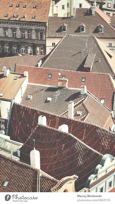 Dächer von Prag, retro getöntes Bild, Tschechische Republik. Großstadt Dach Architektur alt Gebäude Haus Antenne Tschechien von oben Fliesen u. Kacheln urban