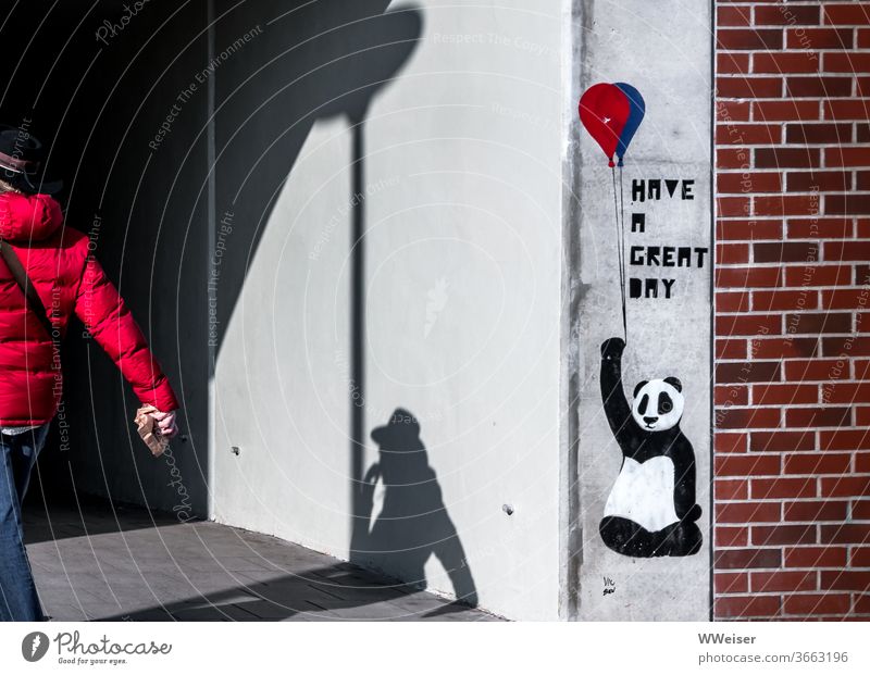Der Panda mit dem Luftballon wünscht euch einen schönen Tag Graffiti Wand Mensch Schatten rot Hut Frühstück Tunnel Eingang Ziegelstein Mauer Stadt Spruch