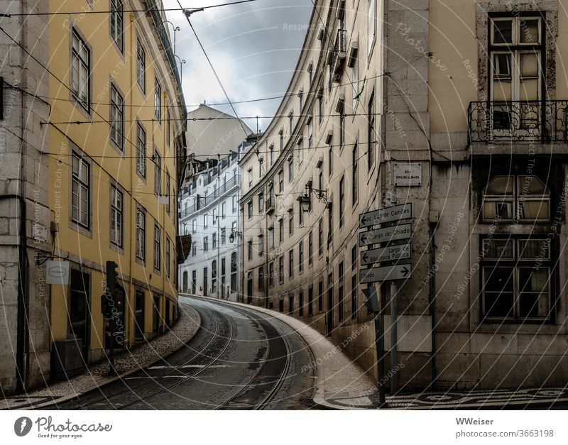 Leere Straße in Lissabon Kurve Portugal Stadt Ferien & Urlaub & Reisen Tourismus Hauptstadt Städtereise Straßenbahn Gleise leer menschenleer Regenwetter