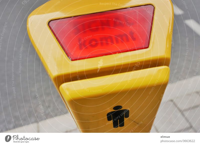 SIE hofft, dass ER endlich ein Signal aussendet - "SIGNAL kommt" ist am gelben Ampeldrücker erleuchtet Signal kommt Fußgängerampel Mann Piktogramm Ampelverkehr