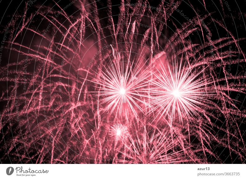 Luxuriöse Feuerwerksveranstaltung Himmelsschau mit roten Urknallsternen. Hochwertiges Unterhaltungs-Zaubersternfeuerwerk z.B. zu Silvester oder zur Feier des Unabhängigkeitstages. Schwarzer dunkler Nachthintergrund