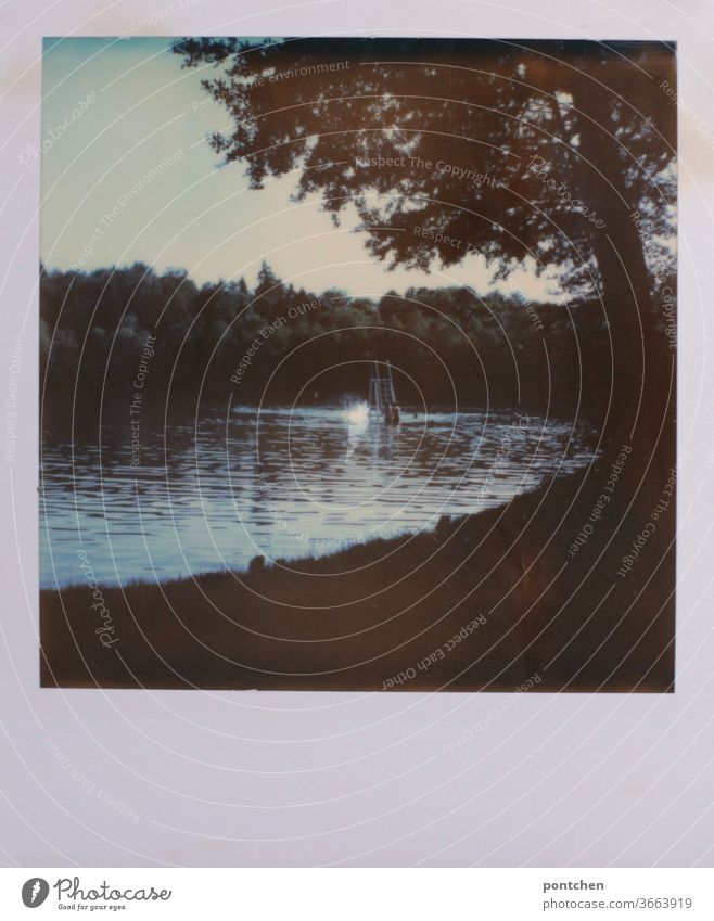 Ein kleiner Sprungturm in einem See. Polaroid Idylle, Natur. sprungturm wasser idylle natur polaroid wald einsam ruhe erholung Landschaft Reflexion & Spiegelung