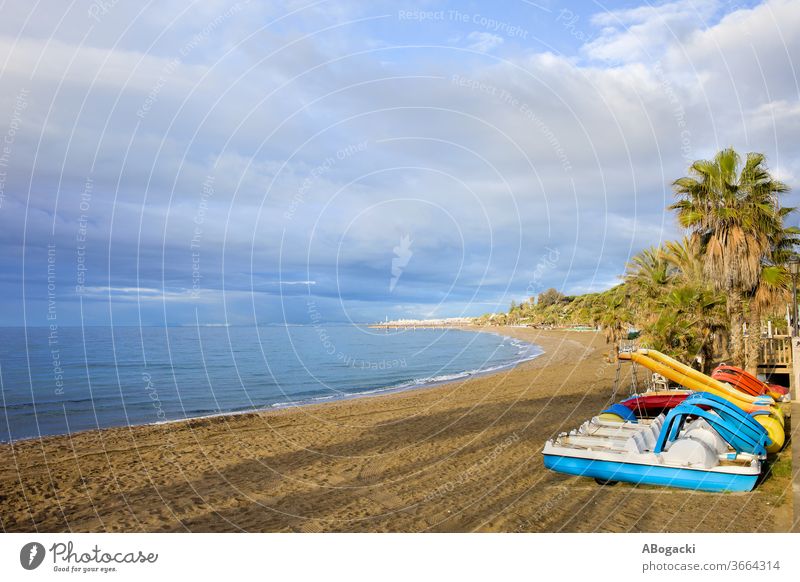 Meeresstrand mit Paddelbooten an der Costa del Sol in Marbella, Andalusien, Spanien Strand Urlaub MEER Feiertage Tretboot Freizeit reisen Tourismus Europa