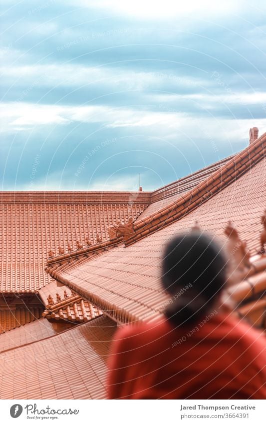 Ein buddhistischer Tempel, der von einer jungen Frau übersehen wird. Frieden Zen China Asien asiatisch Architektur geistig Kultur antik beten Terrakotta