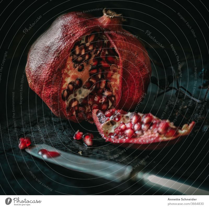 Granatapfel mit Messer Frucht Obst Ernährung Gesunde Ernährung lecker Bioprodukte Lebensmittel rot Foodfotografie Essen frisch fruchtig Vitamin C genießen