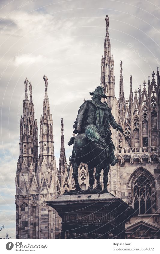 Blick auf das Vittorio-Emanuele-II-Denkmal vor dem Mailänder Dom - Italien Christentum Vittorio Emanuele II antik Antiquität Architektur Kunst künstlerisch