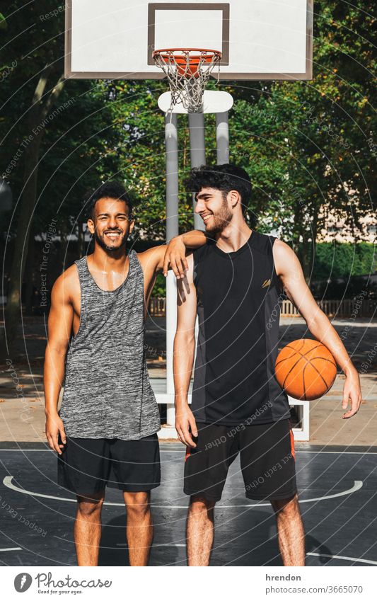 zwei junge Männer, die bereit sind, im Freien Basketball zu spielen Sport Konkurrenz Ball Spiel sportlich wettbewerbsfähig Spielen Übung männlich trainiert.