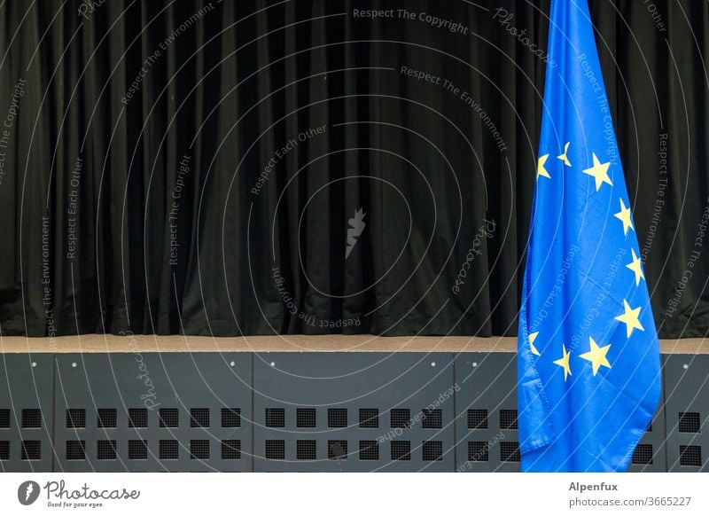 The Show must go on Europa Flagge Europafahne Fahne Bühnenvorhang Menschenleer Stern (Symbol) Politik & Staat Symbole & Metaphern Farbfoto Wahrzeichen