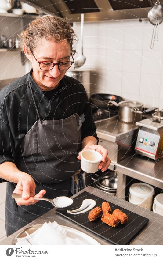 Koch, der einen Krokettenteller anrichtet handgefertigt Lebensmittel Küche Küchenchef Snack Essen zubereiten Mahlzeit Restaurant vorbereiten Amuse-Gueule Arbeit