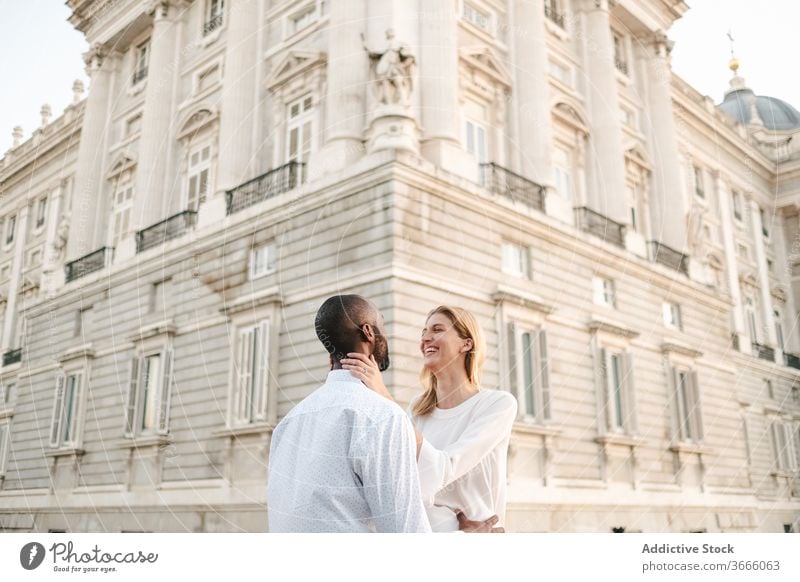 Positives multiethnisches Paar, das sich auf der Straße umarmt Bonden Umarmen positiv offen Liebe Inhalt Madrid Zuneigung sanft lässig Lifestyle Spanien