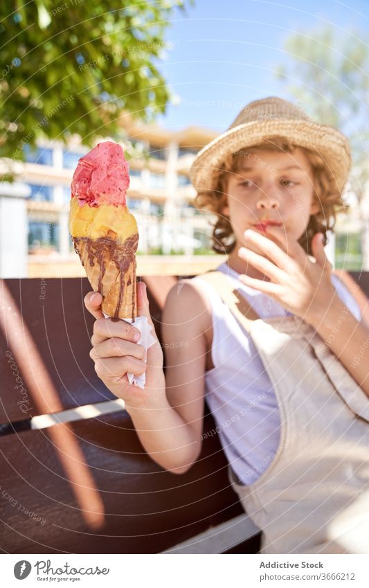 Begeisterter Junge mit leckerer Eistorte zerlaufen Vergnügen Speiseeis froh Wochenende Urlaub Sommerzeit Dessert Natur Leckerbissen Kind essen Lebensmittel