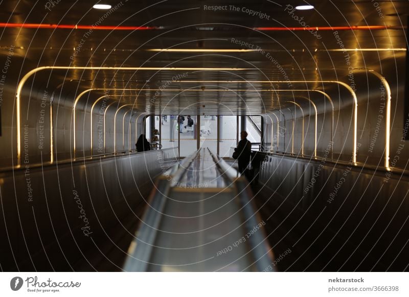 Beleuchtetes Rolltreppenrohr mit Silhouetten von Personen Tag im Innenbereich im Inneren Architektur reisend Reisender Elektrizität Macht anwenden beleuchtet