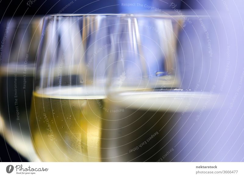 Weinportionen bei Geschäftsfeier Tag im Inneren im Innenbereich abschließen Fokus auf den Vordergrund Selektiver Fokus Weinglas Glaswaren Feier zu feiern
