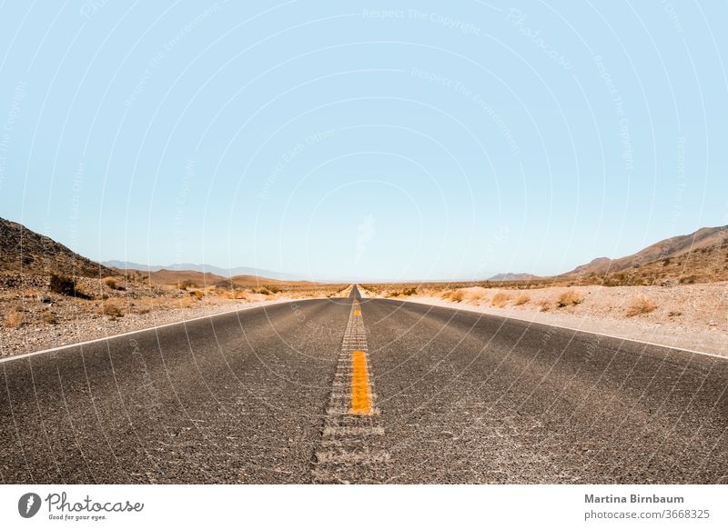 Endlose Weite . Straße im Death Valley National Park, Nevada USA Fläche endlos Tal des Todes der Weg nach vorn Fluchtpunkt Freiheit Landschaft reisen wüst