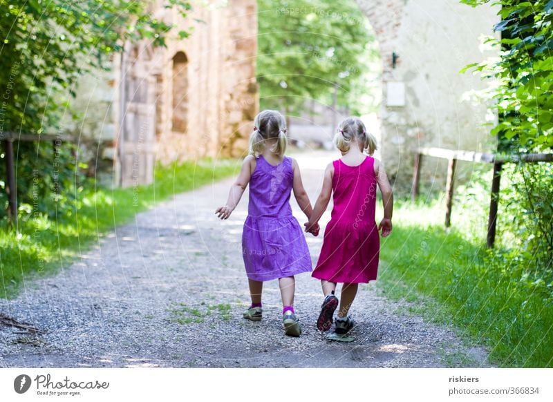 mit dir geh ich wohin du willst. Mensch feminin Kind Mädchen Geschwister Kindheit 2 3-8 Jahre Umwelt Sommer Wald Burg oder Schloss Ruine wandern frei