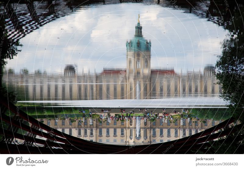 eine Brücke schlagen im Schlosspark Architektur Bekanntheit Rahmen Reflexion & Spiegelung abstrakt Besucher Illusion außergewöhnlich Stimmung Sightseeing Sommer