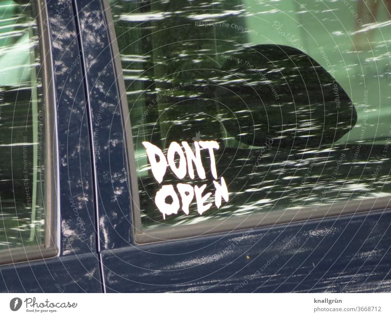 Aufkleber „DONT OPEN“ auf dem Seitenfenster einer Autotür eines schwarzen PKW Mitteilung Autofenster Schilder & Markierungen Warnung Hinweisschild Warnhinweis