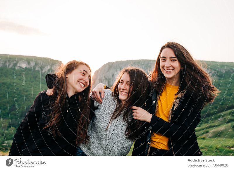 Fröhliche Freundinnen Umarmen Sich In Den Bergen Ein Lizenzfreies Stock Foto Von Photocase 