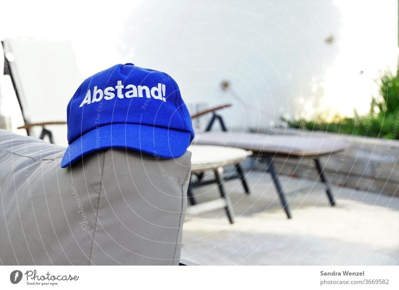 Mütze mit der Aufschrift "Abstand" Basecap Baseballmütze Schirmmütze blau Corona Liegen Urlaub Reisen Vorsicht Tourismus Spanien Griechenland Deutschland
