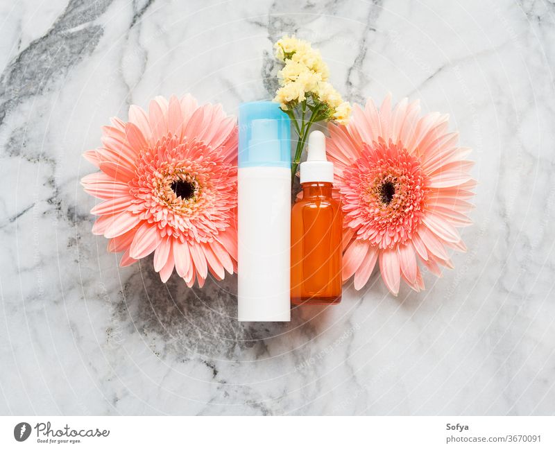 Gesichtscreme und Serum in Glasflasche. Pflege der Haut Feuchtigkeitscreme Dermatologie Schönheit Kosmetologie Gesichtsbehandlung Lotion Blumen Produkt