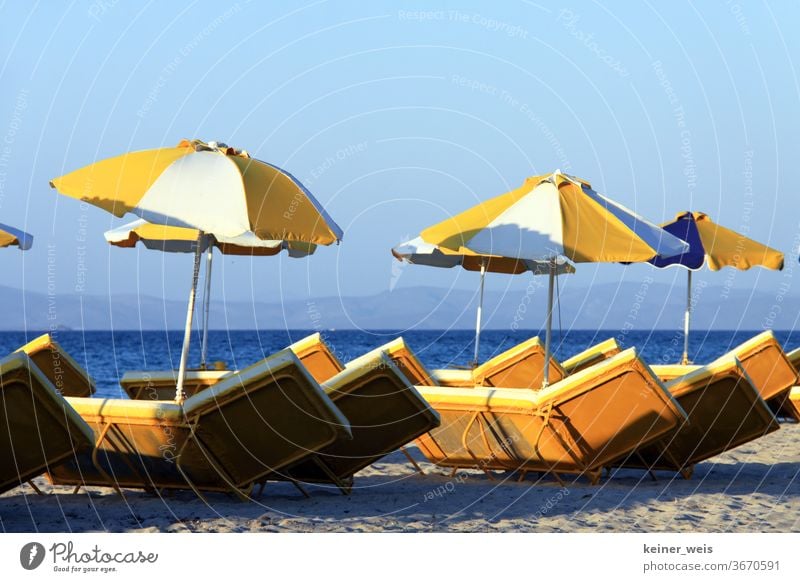 Leerer Strand mit leeren Liegestühlen und Sonnenschirmen ohne Gäste Meer Sand Wasser Sommer Ferien & Urlaub & Reisen Sonnenuntergang blau Menschenleer