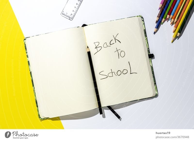 Zurück zu Schulmaterial, Hefte, Buntstifte Schule Bildung Hintergrund Büro Rücken Zubehör Notebook farbenfroh Proviant Farbe Papier Kopie Lernen Schüler Raum