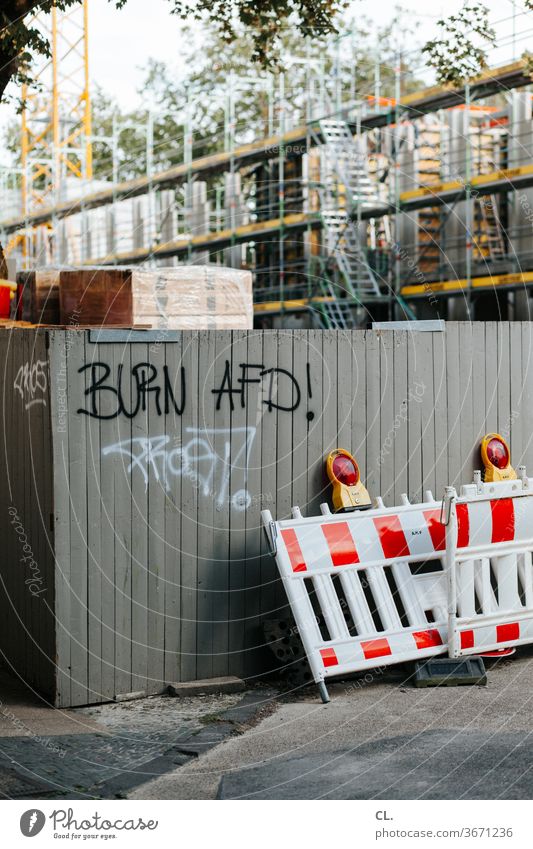burn afd AfD Politik & Staat Gesellschaft (Soziologie) Baustelle Extremismus Straße Graffiti Absperrung Schriftzeichen Wand Politische Bewegungen rechtsextrem