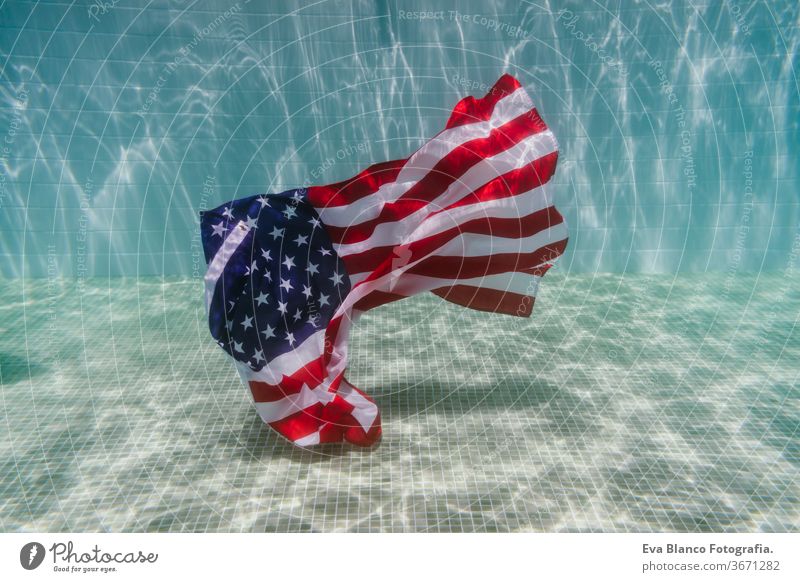 amerikanische Flagge unter Wasser in einem Pool. 4. Juli Konzept, Unabhängigkeitstag. Niemand Stars and Stripes vierter Juli Vereinigte Staaten Independence Day
