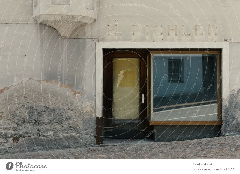 Verlassenes Ladengeschäft, Spiegelung in Schaufensterscheibe, alte Fassade in Südtirol Geschäft Schräge Scheibe abblättern Erker vergänglich Vergänglichkeit