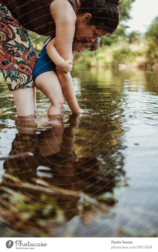 Mutter und Tochter spielen im Fluss Sommer Sommerurlaub Mutterschaft Kaukasier Familie & Verwandtschaft Reisefotografie reisen Liebe Lifestyle Glück Menschen