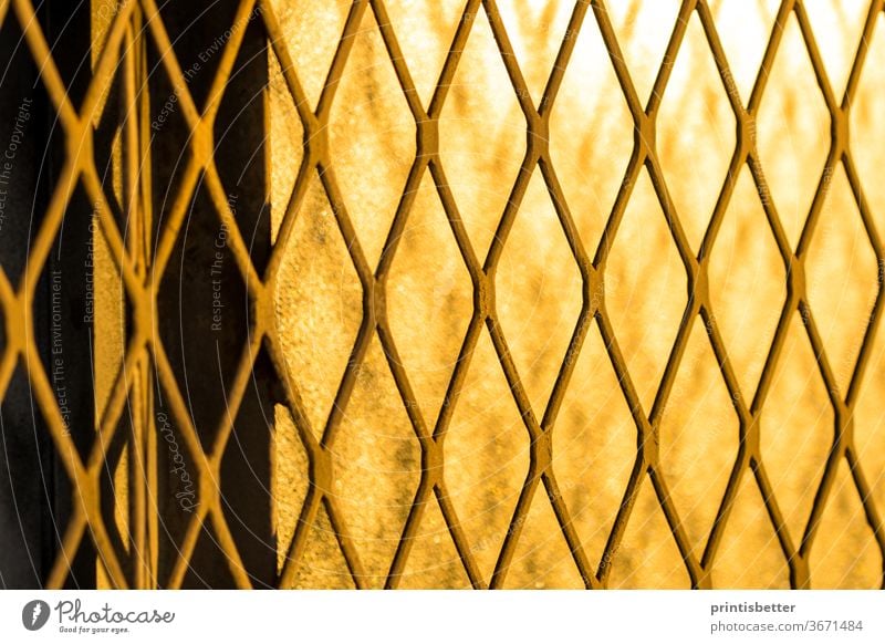 Nahaufnahme eines abstrakten Textur-Hintergrunds auf einem Heavy-Metal-Sicherheitsgitter. Leichtmetall Architektur Gebäude Konstruktion Design dreckig Tür