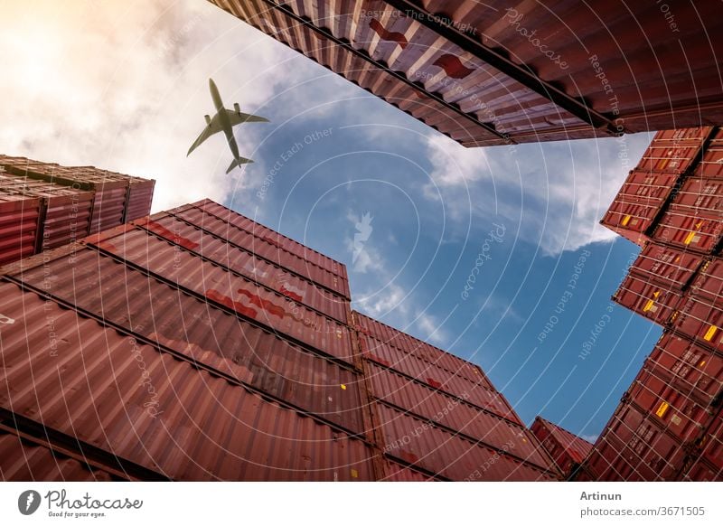 Flugzeug fliegt über Container-Logistik. Fracht- und Versandgeschäft. Containerschiff für Import- und Exportlogistik. Logistische Industrie von Hafen zu Hafen. Container im Hafen für Lkw-Transport.