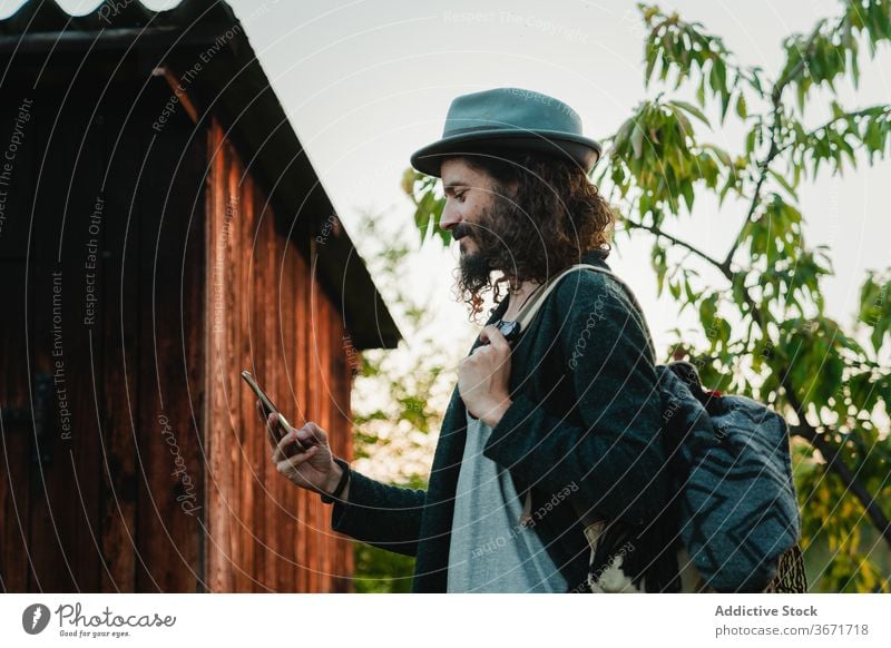 Reisender Mann mit Smartphone auf dem Lande Hipster Browsen reisen ländlich Landschaft benutzend Natur Tourismus männlich Mobile Telefon Surfen Stil Vollbart