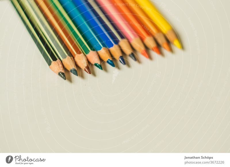 Buntstifte in allen Farben auf weißem Hintergrund aus Papier grafisch Einschulung Erster Schultag Fläche Freiraum Grundschule Hintergrundbild Regenbogenfarben