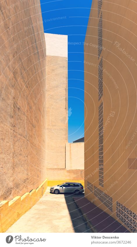 Das Auto wird an einem Sommertag zwischen den Gebäuden geparkt PKW Spanien hoch heiß Haus Tag Architektur Großstadt Stadt Straße Himmel im Freien Verkehr Europa