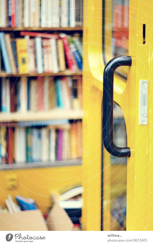 Telefonzelle als öffentlicher Bücherschrank Literatur kostenlos anonym frei zugänglich Büchertausch Lektüre mitnehmen Lesestoff Romane Krimi gebraucht