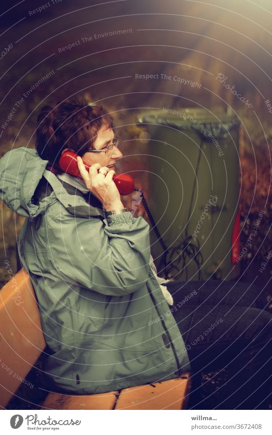 kein anschluss unter dieser tonne ... |lieblingsmensch Strom aus der Tonne Frau telefonieren Telefon rot Mülltonne Analoganschluss Telefongespräch kommunizieren