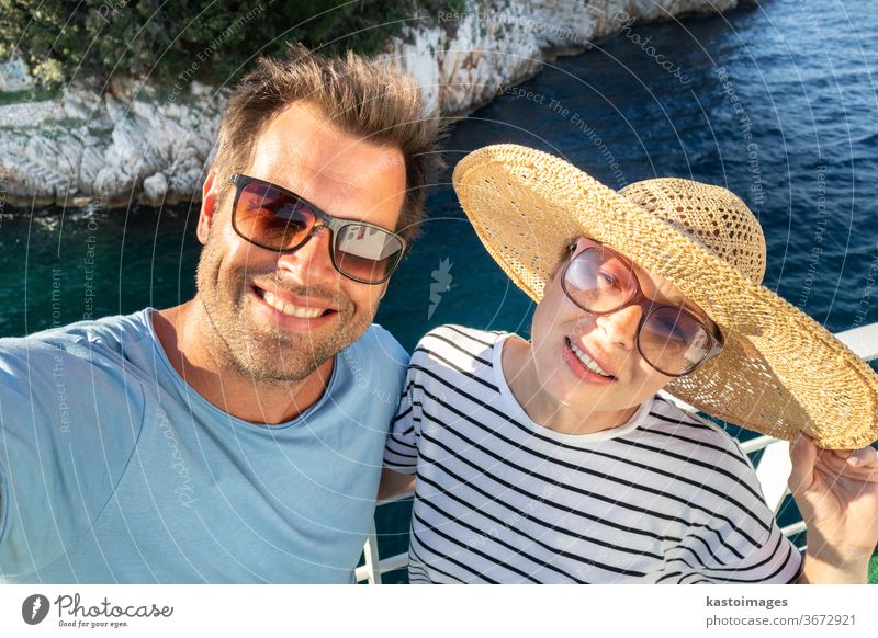 Wunderschönes, romantisches kaukasisches Paar, das in den Sommerferien ein Selbstporträtfoto von sich selbst auf einer Fähre in Cruse macht. Selfie Lifestyle