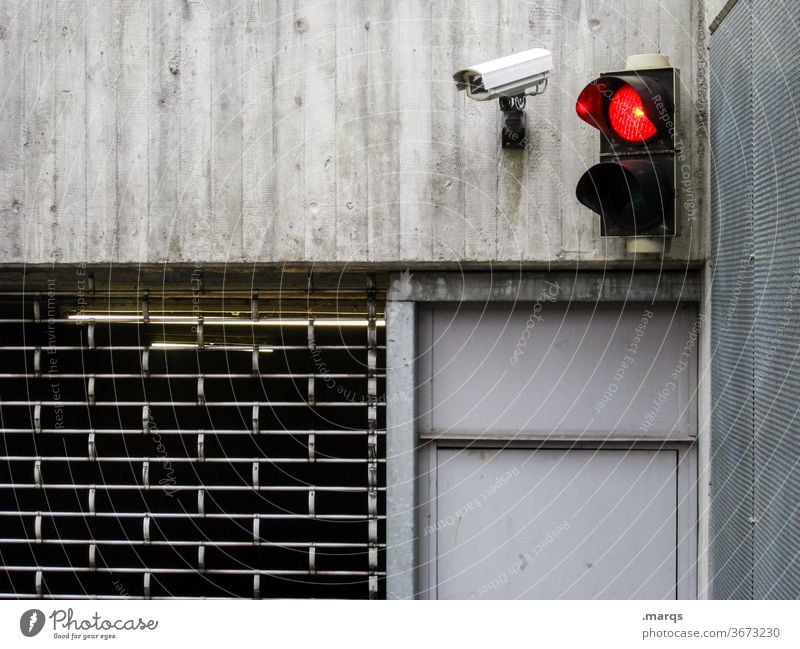 Einfahrt Tiefgarage Ampel Videokamera Überwachung rot grau Überwachungskamera Garage Garagentor geschlossen Sicherheit