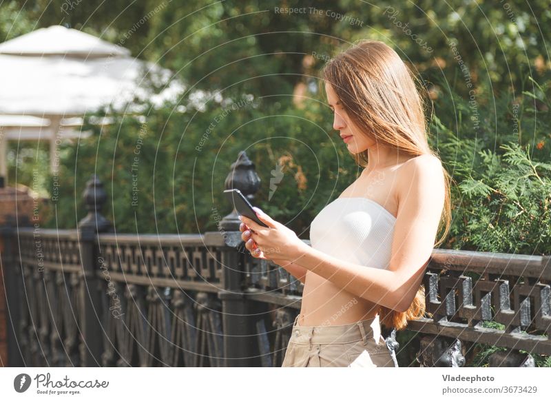 Junge stilvolle hübsche Frau mit Smartphone in den Straßen der Stadt. jung Großstadt stylisch Hut Europa Technik & Technologie Glück Mädchen urban Menschen