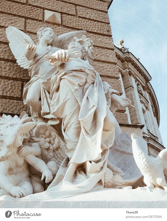 schönes weißes altes historisches klassisches Monument antike Skulpturen Statuen Statuenarchitektur Goldener Schnitt neoklassisch Himmel traditionell Körper