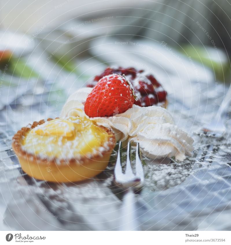 Zitronen-Limetten-Erdbeer-Backwaren Kuchencreme süßes Dessert auf Teller Käsekuchen Spielfigur gebacken Frühstück Lebensmittel Frucht Sahne Feinschmecker frisch