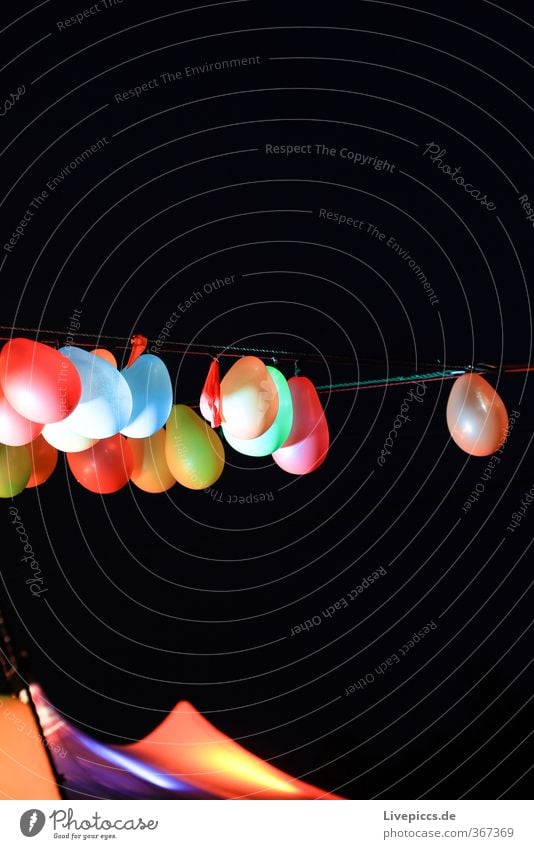...abhängen Nachtleben Party Veranstaltung Spielzeug Luftballon Kunststoff leuchten hoch verrückt mehrfarbig Zelt Farbfoto Außenaufnahme Makroaufnahme