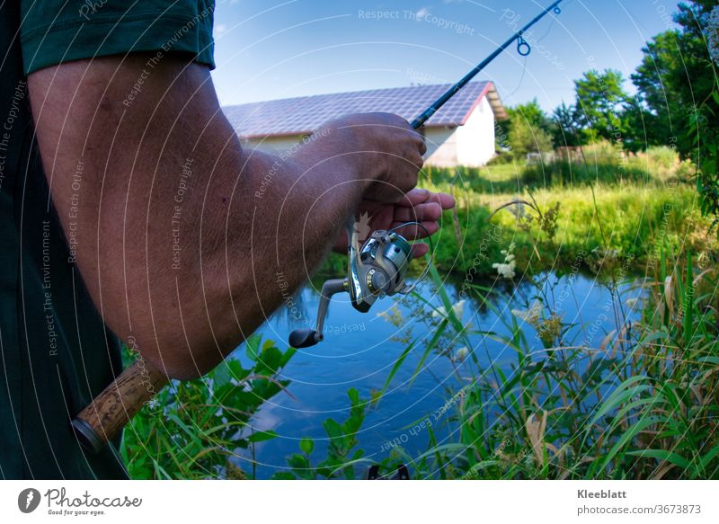 Angler richtet seine Angel aus. Fisch Wasser Fischwirtschaft Fluss Flussufer Fischer Angeln Farbfoto Außenaufnahme Freizeit & Hobby Angelrute Sport, fangen Mann