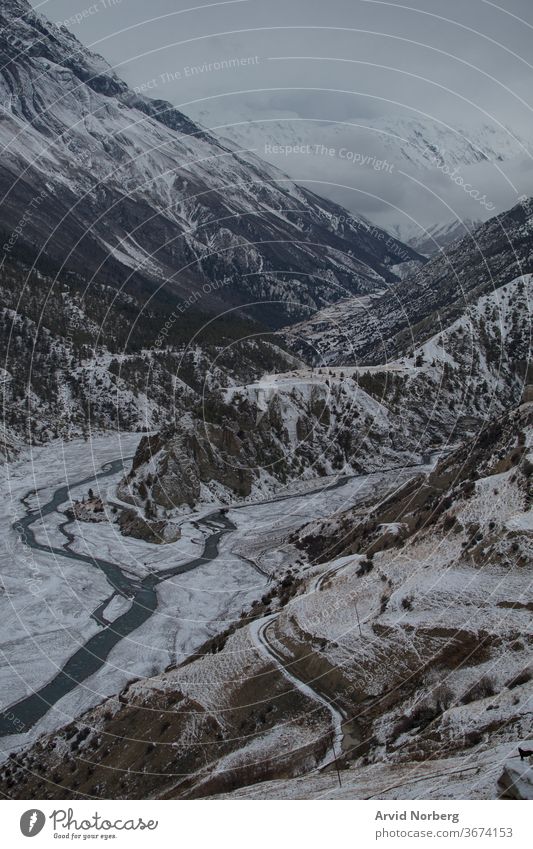 Marshyangdi-Fluss beim Dorf Ledar, Annapurna-Ring, Nepal Abenteuer Höhe Annapurna-Kreislauf Asien blau Schlucht Schaltkreis Wolken Umwelt fließend Wanderung