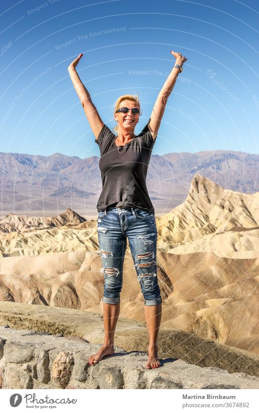 Glückliche kaukasische Frau steht am Zabriskie Point, Death Vallkey National Park Punkt zabriskie Kaukasierin Fröhlichkeit Besucher Landschaft reisen wüst Natur