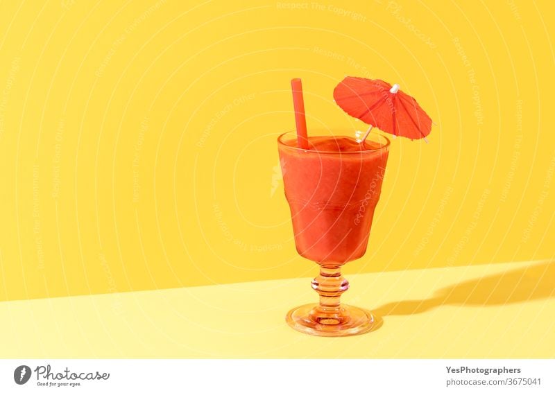 Erdbeer-Smoothie-Glas. Gesundes Sommergetränk. Hausgemachter Schneematsch Hintergrund Getränk Cocktail kalt Farben ausschneiden lecker Dessert Entzug Diät