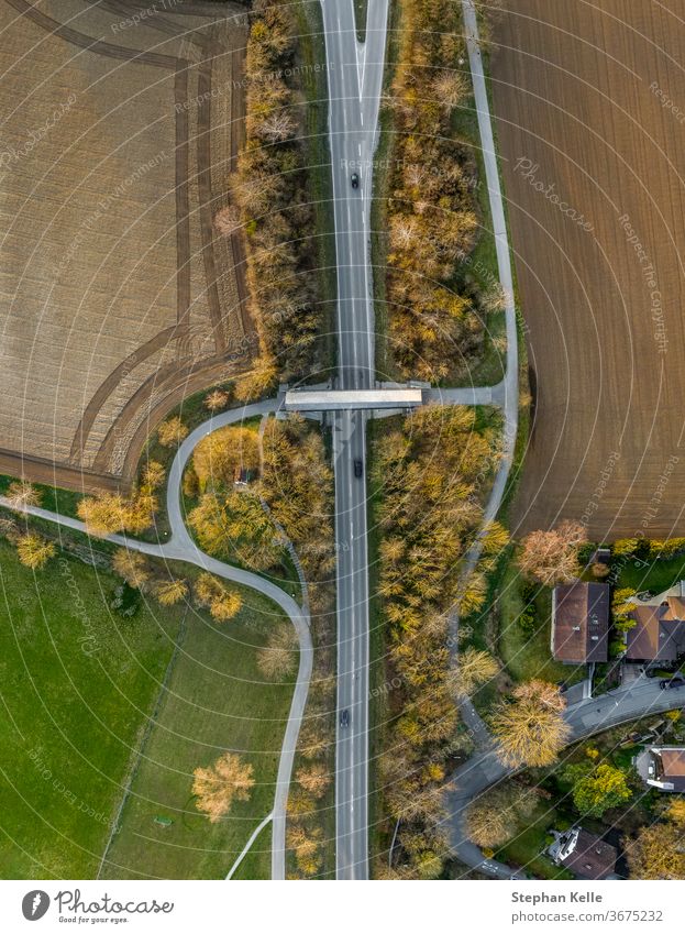 Draufsicht aus einer Drohne auf eine Straße mit Autos und einer Brücke. Herbst fallen Laubwerk Natur farbenfroh Landschaft malerisch Europa natürlich Farbe