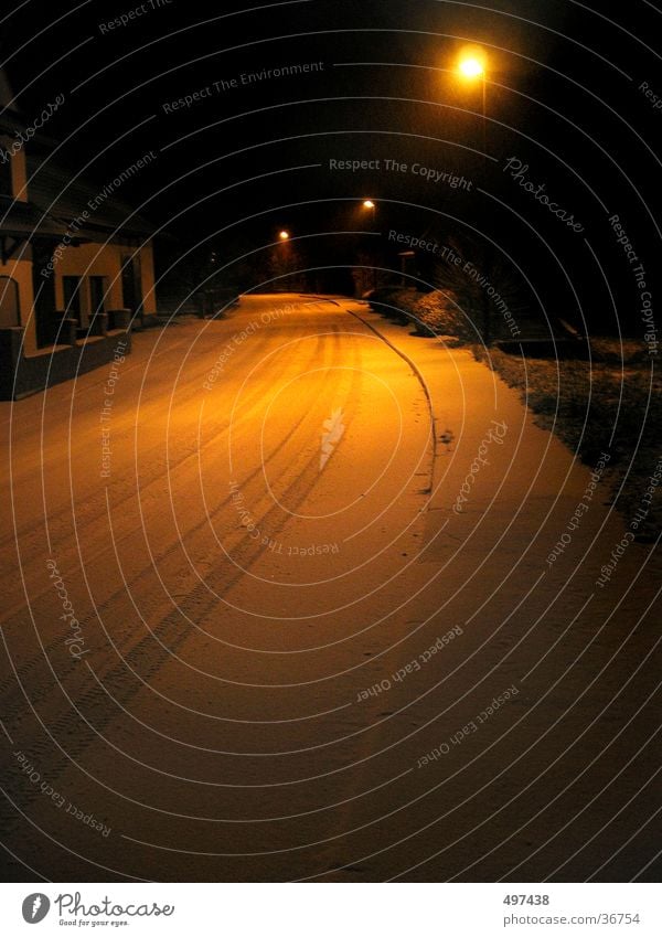 verschneite Straße bei nacht Nacht Winter Straßenbeleuchtung Verkehr Schnee orang